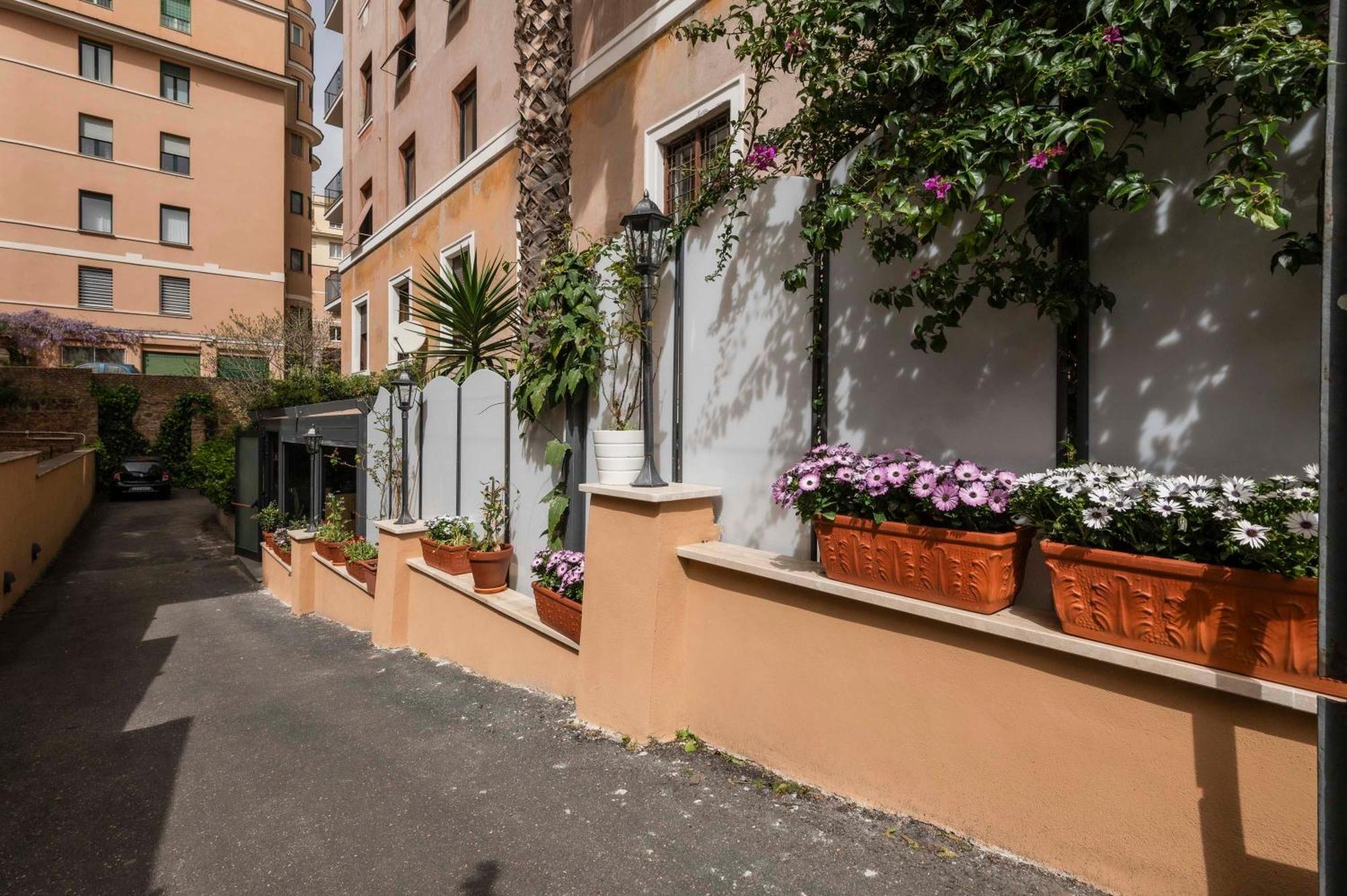 Hotel Valeri — Photos 1